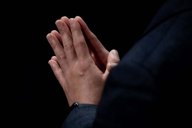 mani-giunte-preghiera-768x512